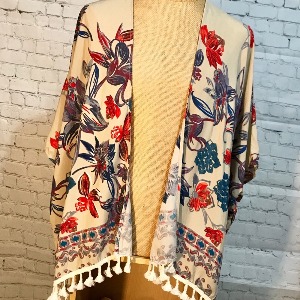 Fashionazzle floral shawl/cape/kimono/beach cover up with fringe. Women’s L/XL.